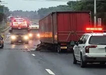 caminhão tomba na Via Dutra