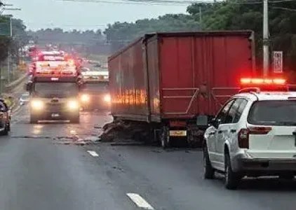 caminhão tomba na Via Dutra