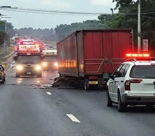 caminhão tomba na Via Dutra