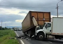 carreta tomba na Via Dutra