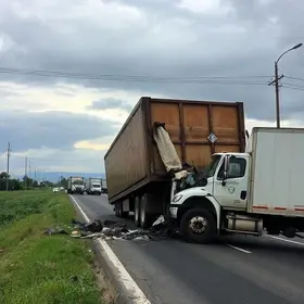 carreta tomba na Via Dutra