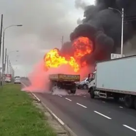 explosão de carreta na Via Dutra